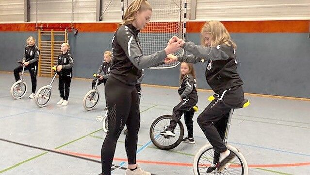Shirley Brugge fährt regelmäßig 35 Kilometer aus den Niederlanden zum Training in der Mölenland-Halle in Bunde und wieder zurück. Foto: Tatjana Gettkowski