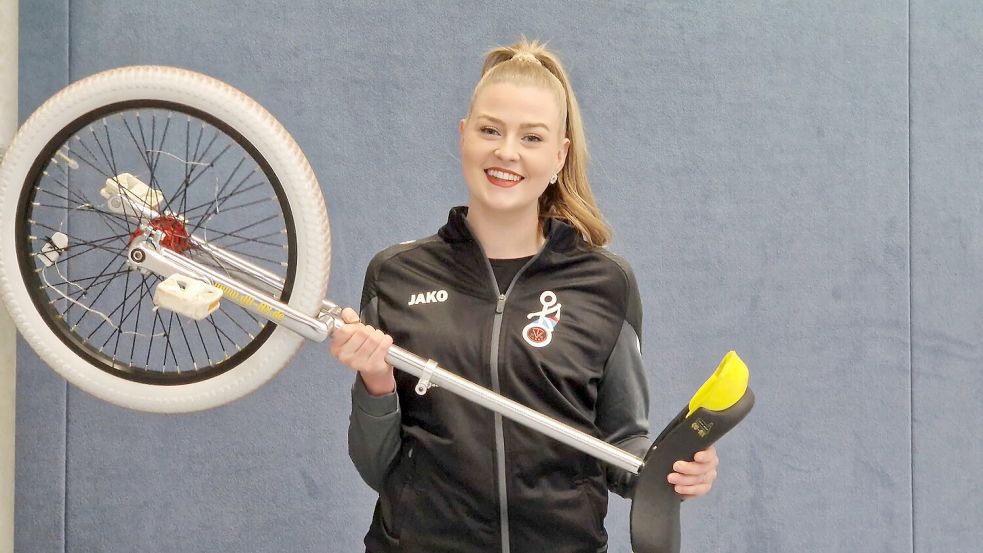 Fahren mit dem Einrad: Für Shirley Brugge mehr als nur ein gutes Training fürs Gleichgewichtsgefühl. Foto: Tatjana Gettkowski
