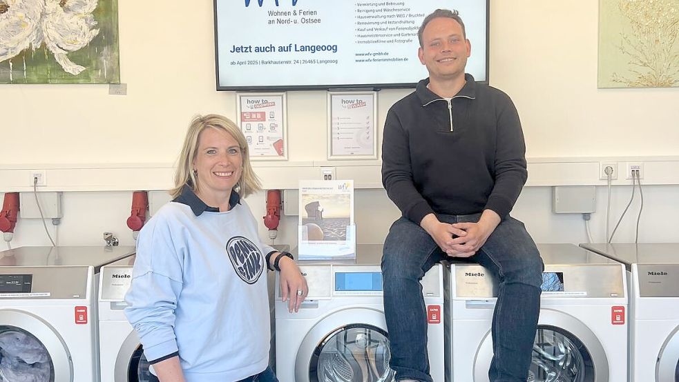 Niklas Dillbohner und Kerstin Hagenkötter im neuen Langeooger Waschsalon. Er wird betrieben von der Ferienwohnungs-Firma WFV, zu der beide gehören. Foto: privat