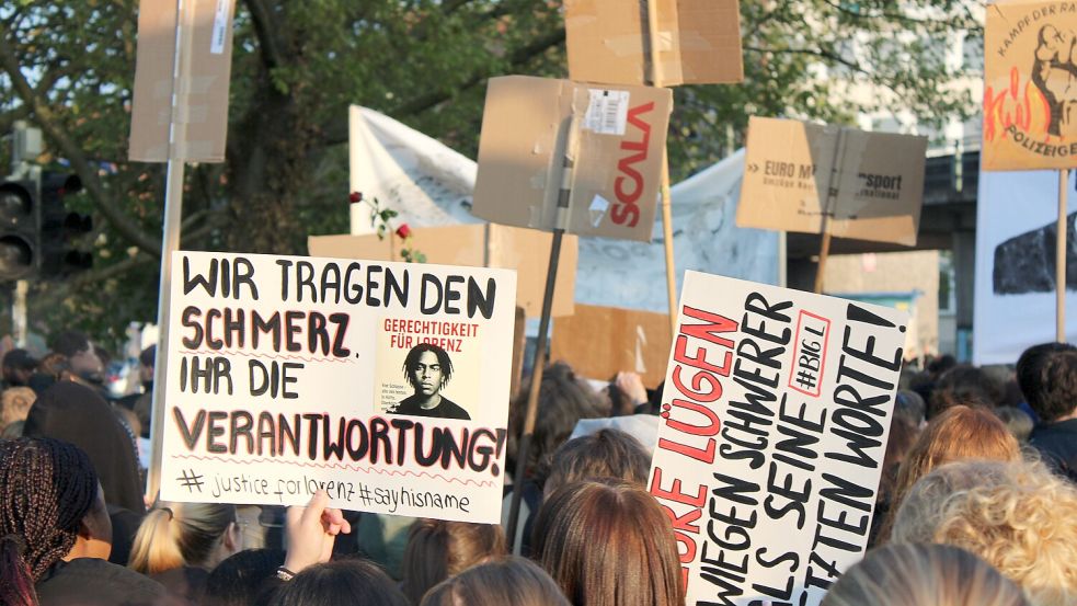 In Oldenburg demonstrierten am Freitagnachmittag tausende Menschen gegen Polizeigewalt. Sie forderten eine lückenlose Aufklärung der Ereignisse. Foto: Matti Gerstenlauer
