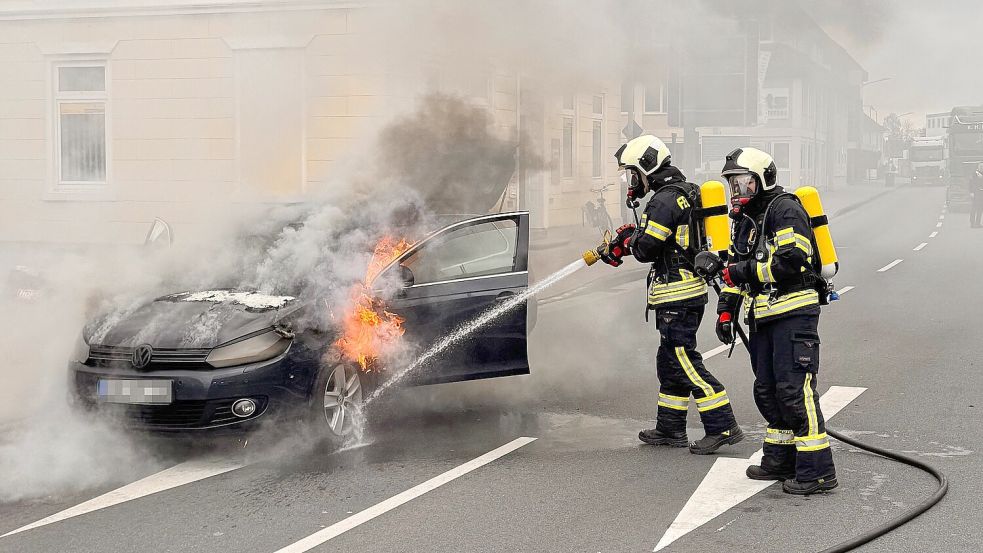 Das Fahrzeug stand laut Feuerwehr urplötzlich in Flammen. Foto: Bernd Saathoff/Feuerwehr Aurich