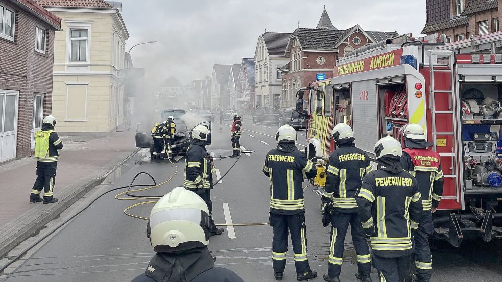 Die Feuerwehr musste für die Löscharbeiten die Fahrbahnen in Richtung Innenstadt kurzzeitig sperren. Foto: Daniel Gerock/Feuerwehr