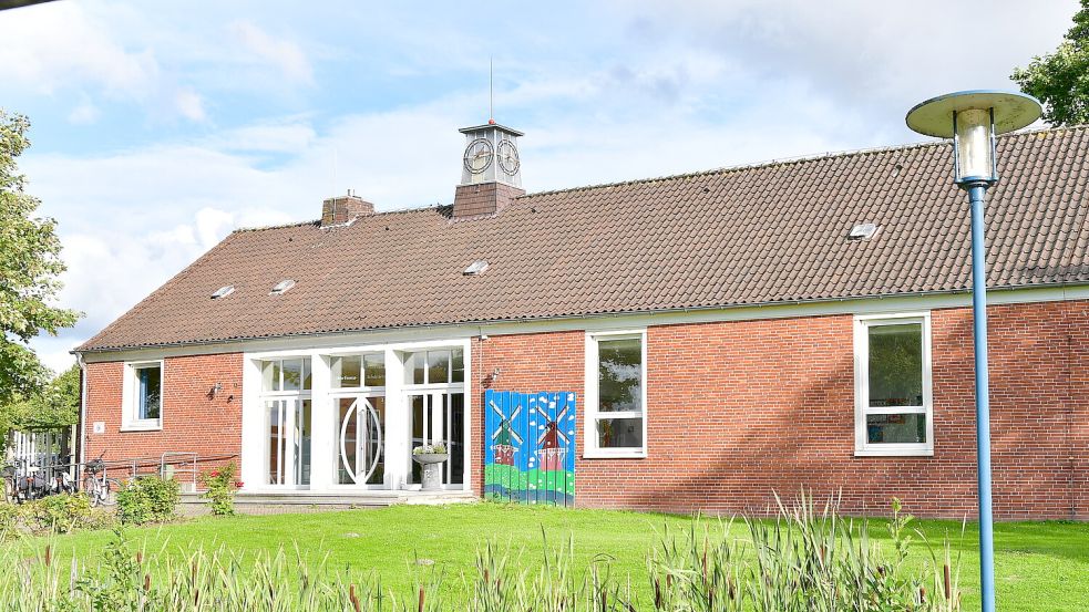 Die Grundschule Greetsiel soll schließen und eine Kita soll hier einziehen. Bis dahin dauert es aber noch. Eine Übergangslösung muss her. Fotos: Heinz Wagenaar/Archiv