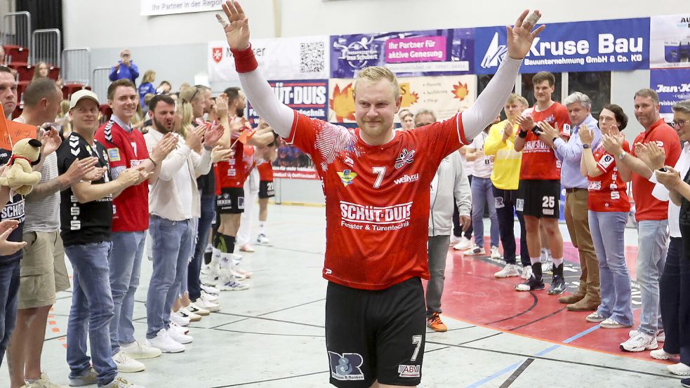 Familie, Freunde, Mitspieler und alte Weggefährten standen nach der Partie Spalier, auch und besonders für Wilke de Buhr. Foto: Doden/Emden