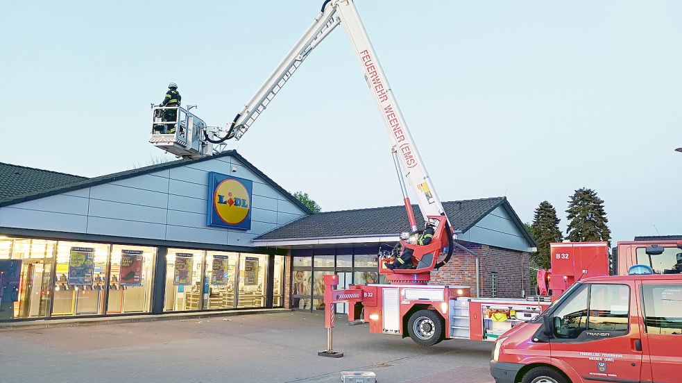 Auch das Dach des Verbrauchermarktes wurde kontrolliert. Foto: Joachim Rand / Feuerwehr