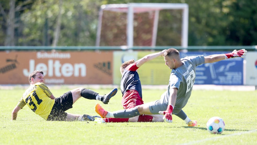 Joergen Klingenberg erzielte in dieser Szene das 1:1 für Hinte in Holtland. Foto: Doden/Emden