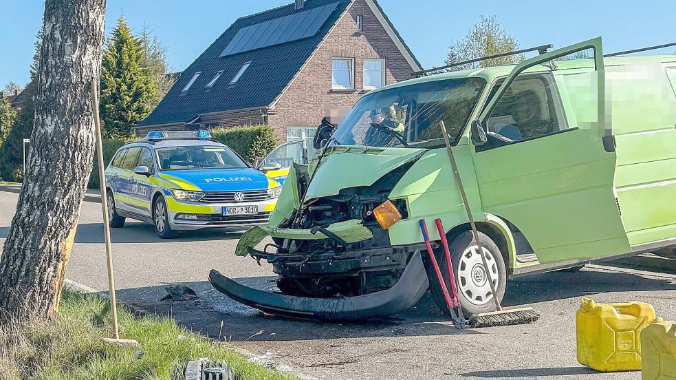Der Wagen war gegen eine Birke geprallt. Foto: Hilko Heubaum/Feuerwehr