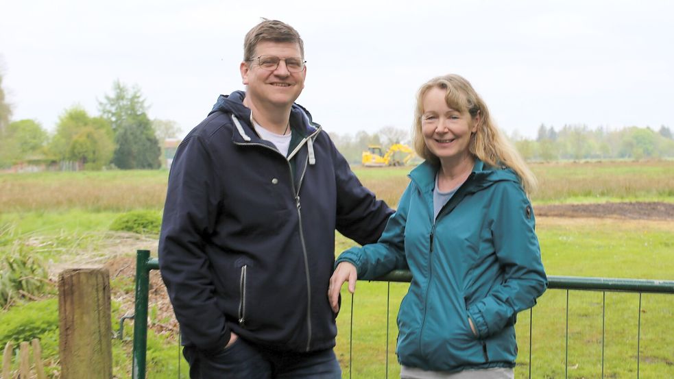 Noch stehen sie ganz am Anfang: Hinter dem Haus von Torsten Trint und Elke Schoone bekommt das Hochmoor wieder Raum, samt Insektengarten und Streuobstwiese. Foto: Nicole Böning