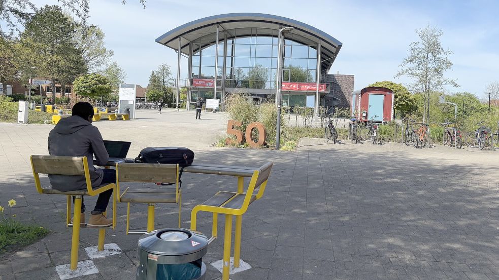 Gelbe Tupfer überall: Nach 50 Jahren Bestand punktet die Hochschule mit ihrer Außenmöblierung.