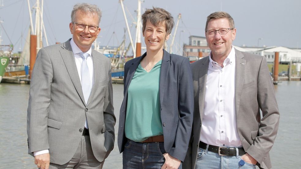 Informierten in Norddeich über die Entwicklungen in den Inselversorgungshäfen (Baltrum, Bensersiel, Langeoog, Norddeich, Spiekeroog, Norderney und Wangerooge): (von links) Geschäftsführer Holger Banik, Katrin Büscher, stellvertretende Leiterin der Niederlassung Norden, und Niederlassungsleiter Friedrich Voß. Foto: Ziegeler/NPorts