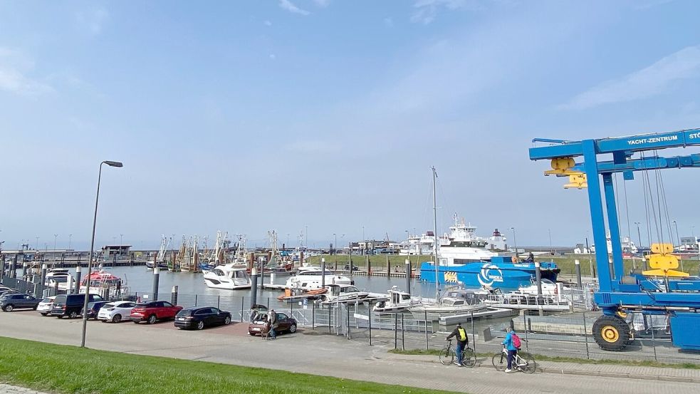 Der Hafen Norddeich: Nicht nur zur Anbindung der Inseln Norderneys und Juists wichtig, sondern auch der Offshore-Windparks. Foto: Melanie Hanz