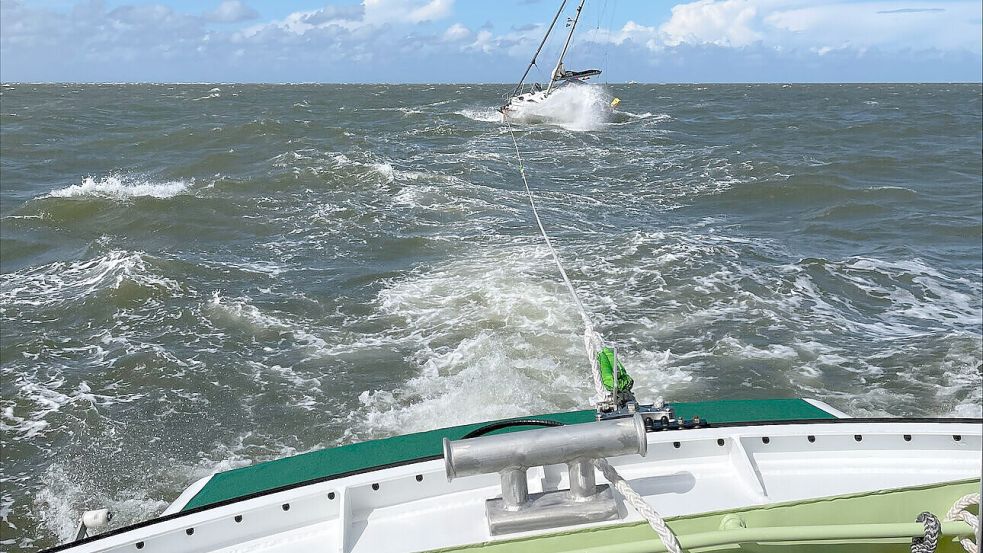 Dramatisch im Juli 2023: Die Segelyacht einer polnischen Crew war auf einer Sandbank festgekommen, die starke Brandung drohte das Schiff zu zerschlagen – Lebensgefahr. Foto: DGzRS/Die Seenotretter