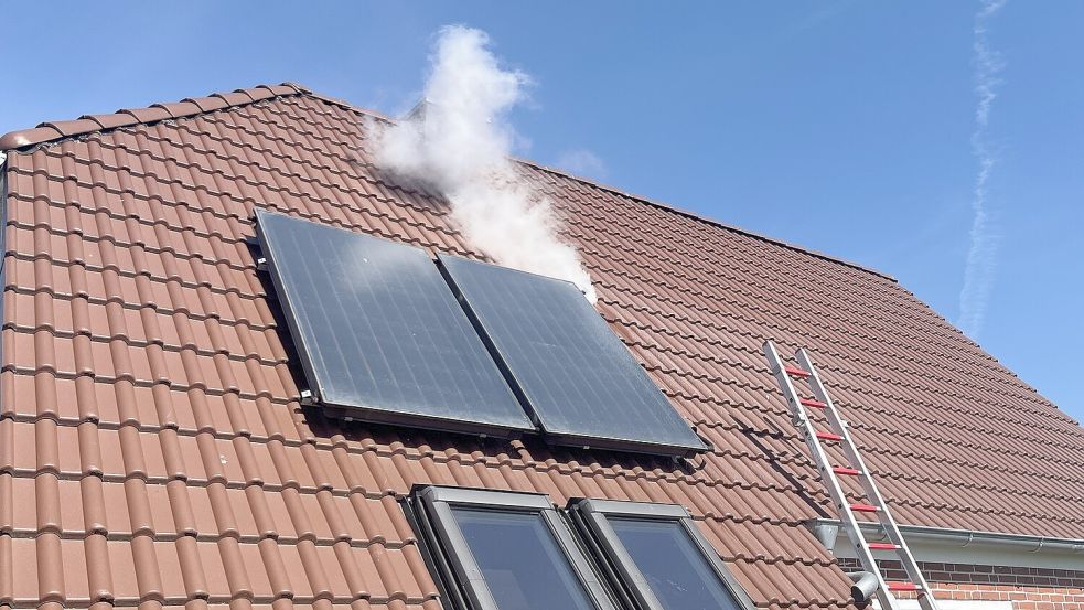 Aus der Solaranlage trat schwallartig Dampf aus. Foto: Feuerwehr Krummhörn