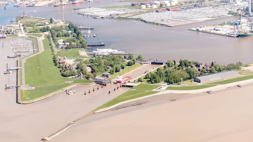 Blick von oben auf die Große Seeschleuse in Emden: NPorts hat pauschal Drohnenflüge über die Häfen verboten. Foto: NPorts