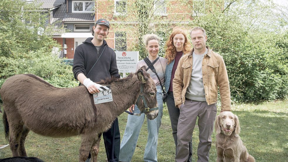 Drehen die 30. Folge von „Nord bei Nordwest“: Philip Jestädt (Kamera), Greta Benkelmann (Regie), Marleen Lohse und Hinnerk Schönemann (von links). Foto: NDR/Gordon A. Timpen