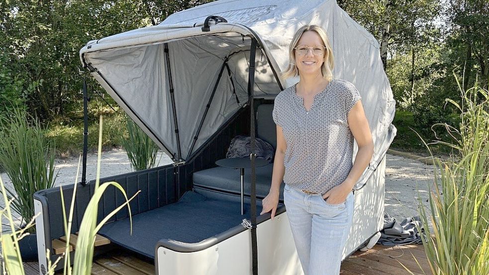 Anita Blöchl leitet den Camping- und Bungalowpark in Wiesmoor direkt am Ottermeer. Seit dem Jahr 2024 können Gäste auch im Schlafstrandkorb übernachten. Foto: Archiv/Kubassa