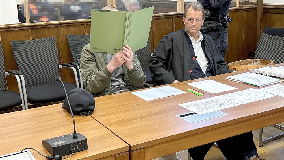 Das Foto zeigt den heute 52-Jährigen beim Prozessauftakt vor dem Landgericht Aurich im September 2024 mit Verteidiger Folkert Adler. Foto: Vera Vogt/Archiv