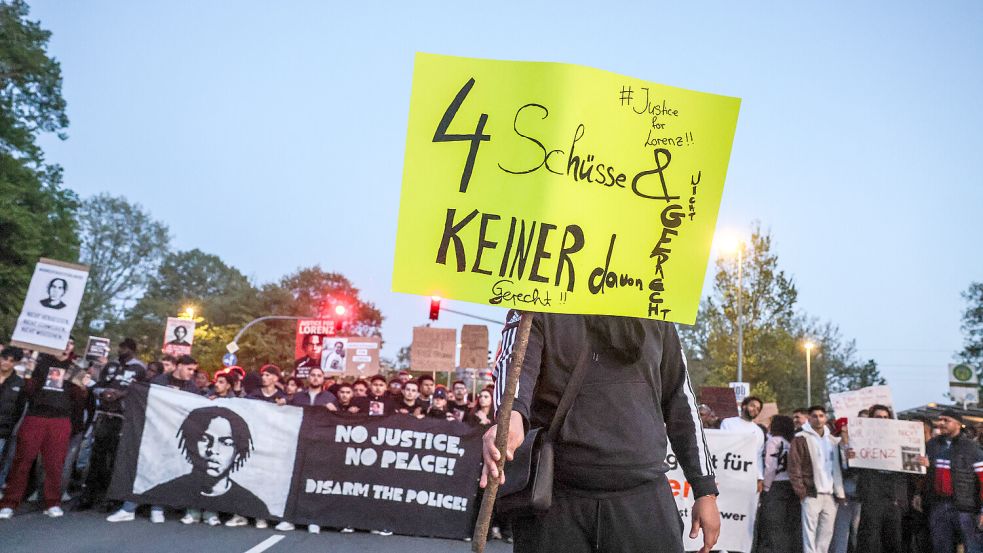Auf den Plakaten auf der Demonstration in Oldenburg wurde die Polizei oft kritisiert. Foto: Hock