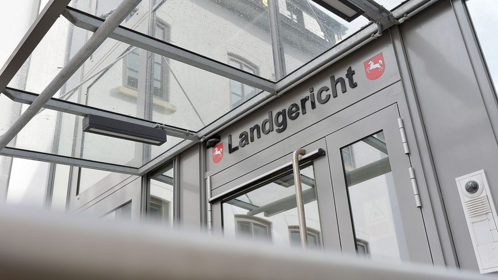 Vor dem Landgericht in Aurich muss sich eine junge Frau wegen eines Angriffs auf einen Polizisten verantworten. Foto: Klaus Ortgies