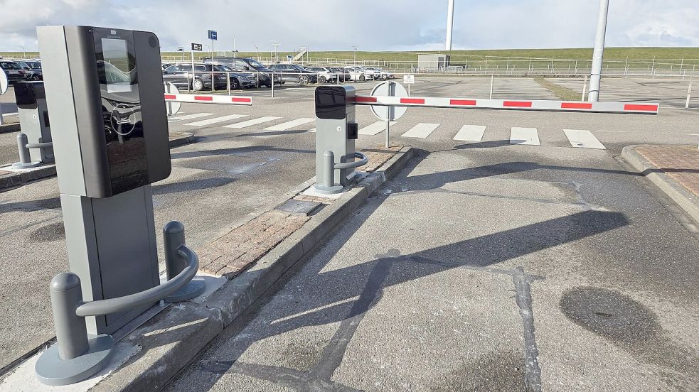 Auf dem Parkplatz am Borkum-Anleger in Eemshaven werden Autokennzeichen jetzt automatisch erkannt. Foto: AG Ems
