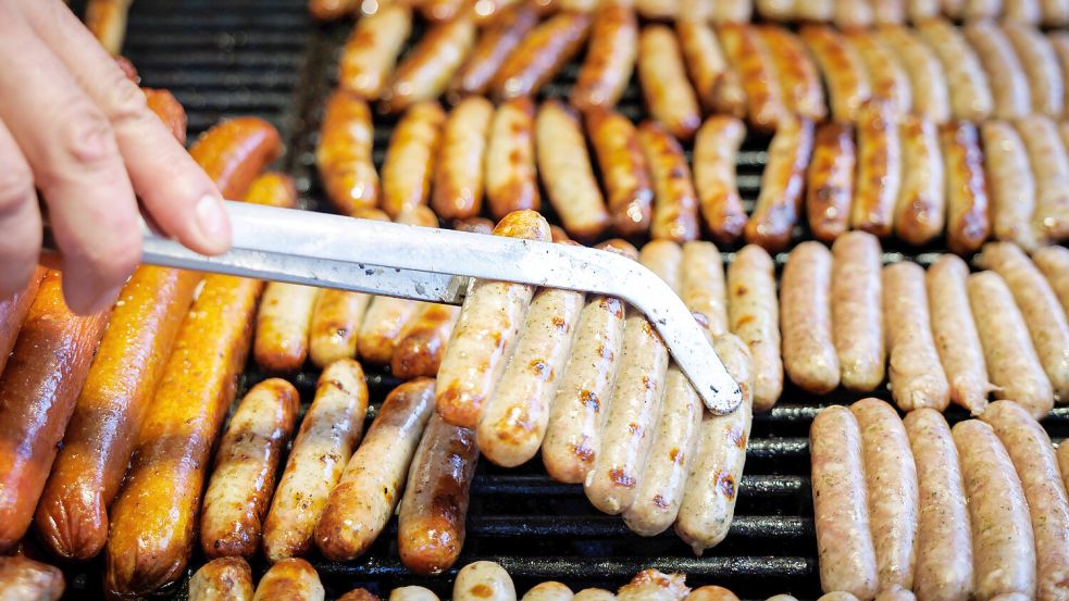 Das Landvolk verkauft auf dem Kirchentag auch Wurst. Foto: dpa/ Daniel Karmann