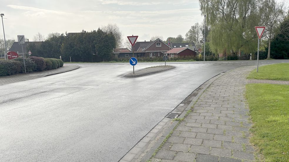 Rechts und links der Einmündung der Ziegeleistraße sollen Möglichkeiten zum Überqueren der Hofstraße geschaffen werden. Foto: Oliver Bär