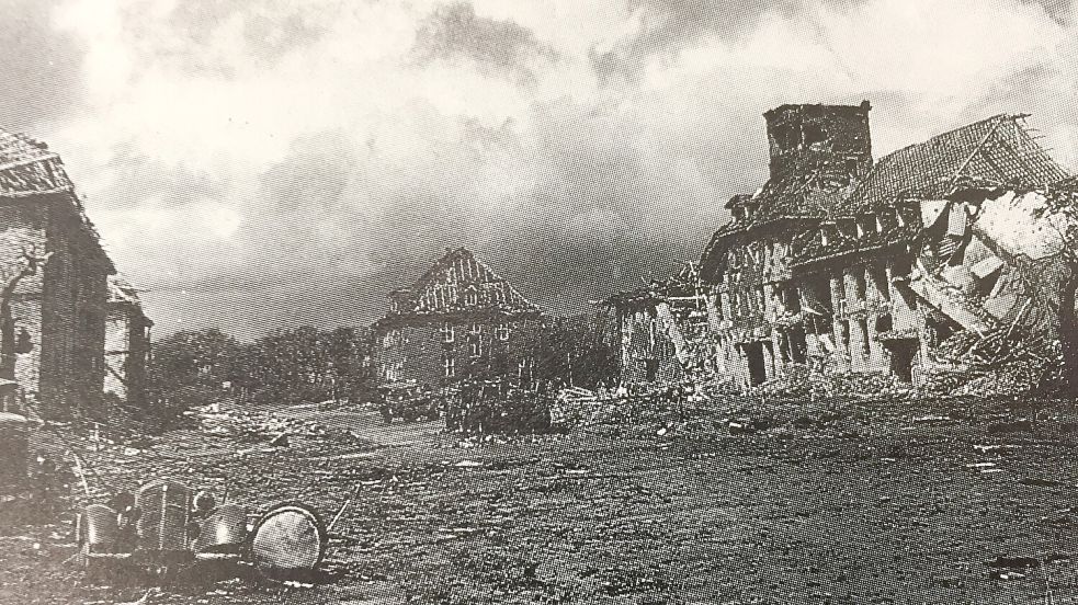 Der schwere Luftangriff auf die Leeraner Kaserne am 19. April 1945 hinterließ ein Trümmerfeld. Bild: Dieter Simon, Das Kriegsende 1945 in Leer, Verlag