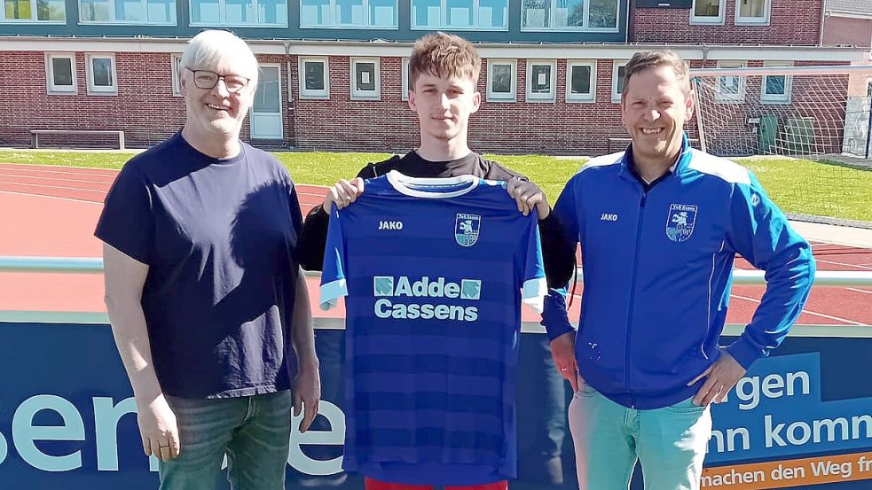 Die TuS-Verantwortlichen Holger Janssen (Vorsitzender, links) Ralf Backhaus (Trainer, rechts) freuen sich über die Zusage von Justin Dombrovski (Mitte). Foto: Verein