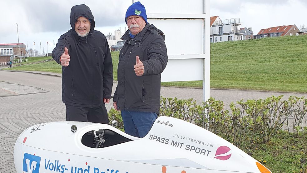 Die Ganter (links Hans-Albert Theilen, rechts Dieter Kabra) posierten beim Ossiloop 2023 in Bensersiel mit dem Velomobil von Enno Heidergott. Foto: Archiv/privat