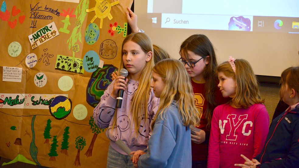 Die Kinder, die bei der Jugendkonferenz in Moormerland viele Ideen entwickelt hatten, stellten sie in einer Sitzung der Politik vor. Foto: Hannah Lehmann