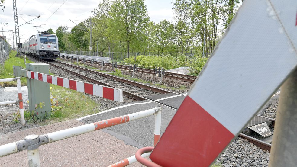 Auch auf der westlichen Seite der Gleise haben die Arbeiten begonnen. Der IC der Deutschen Bahn, der im Foto zu sehen ist, wird später nicht in Neermoor halten – dafür die Westfalenbahn, die zwischen Emden und Münster verkehrt. Foto: Klaus Ortgies