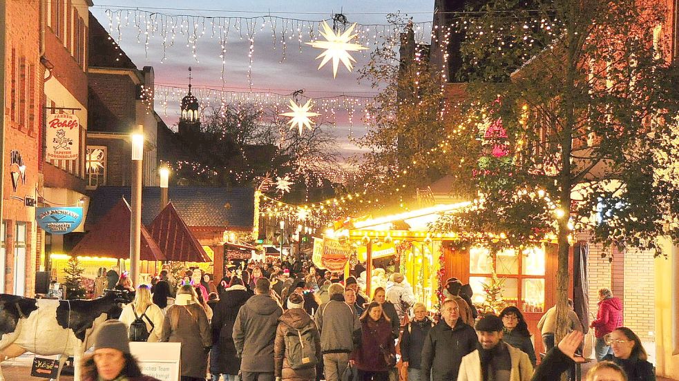 Zum Weihnachtsmarkt nach Leer fahren – das lässt sich vielleicht im Dezember 2025 ohne Auto von Neermoor aus schaffen. Foto: Bodo Wolters/Archiv
