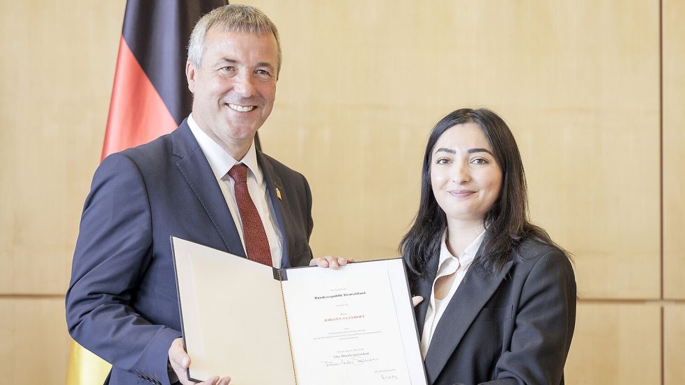 Ebenfalls frisch im Amt: die neue Entwicklungsministerin Reem Alabali-Radovan und der Parlamentarische Staatssekretär Johann Saathoff aus Pewsum. Foto: Photothek / Kira Hofmann