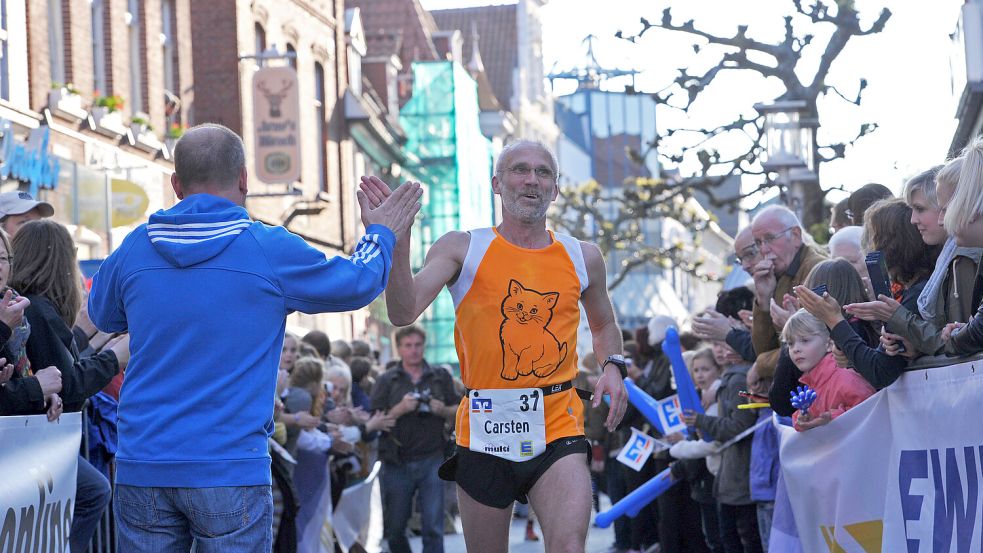 Abklatschen bei Moderator Heino Krüger – für die Ossilooper ist der Zieleinlauf in Aurich stets ein besonderes Erlebnis. Foto: Archiv/Klaus Ortgies