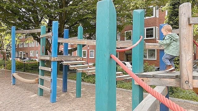 Ein großer Balancier- und Kletterbereich mit farbigen Holzpfählen spricht vor allem Kinder im Vorschul- und Grundschulalter an. Foto: Stephanie Tomé