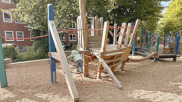 Mit etwas Hilfe können auch die ganz kleinen die Spielgerät schon ganz gut erklimmen. Foto: Stephanie Tomé