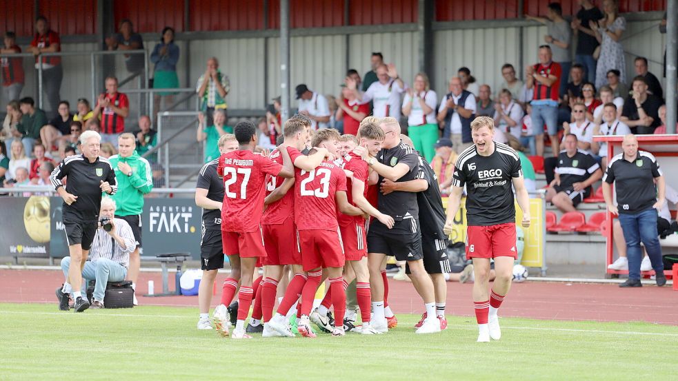 Im Endspiel feierte der TuS in Aurich einen 4:0-Sieg gegen Süderneuland. Foto: Gronewold