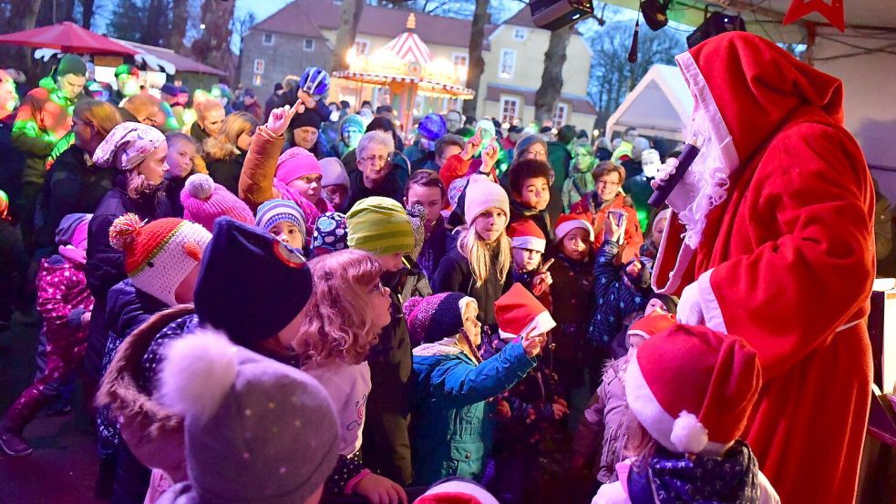 Der Weihnachtsmann samt leuchtender Kinderaugen vor der Manningaburg in Pewsum. 2025 fällt der Weihnachtsmarkt in Pewsum wegen fehlender Helfer aus. Foto: Heinz Wagenaar/Archiv