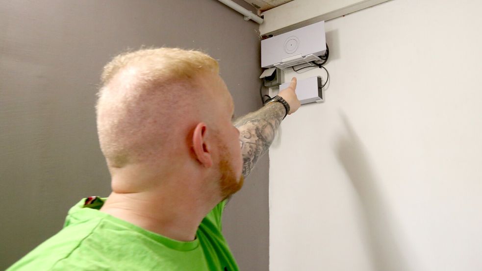 Der Starlink-Router ist bei André Emkes mit dem Netzwerk-Router verbunden. So bringt der Großefehntjer Netzanschlüsse in jeden Raum. Foto: Nicole Böning