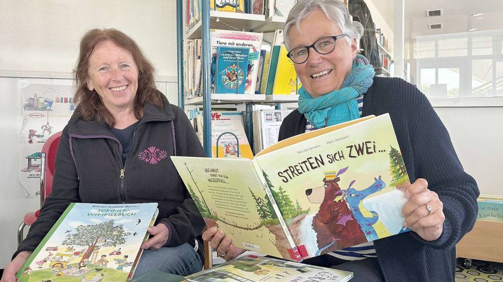 Engagieren sich ehrenamtlich in der Arche-Bücherei: Edith Diekmann (links) und Leiterin Hanne Schiffner. Foto: Florian Ferber