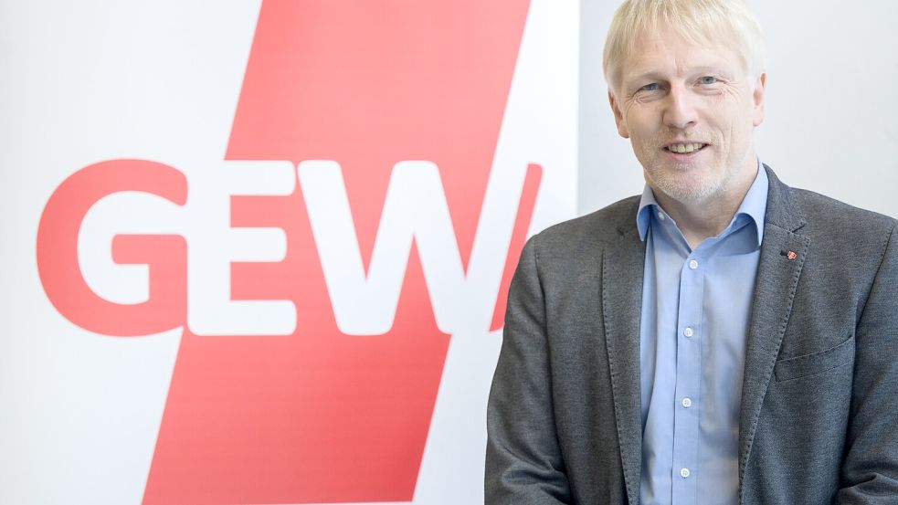 GEW-Landeschef Stefan Störmer fordert eine bessere Ressourcenverteilung für Schulen in sozialen Brennpunkten. Foto: Julian Stratenschulte/dpa