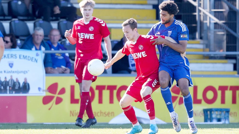 David Kébé (rechts) lief am Samstag gegen Norderstedt letztmals im Kickers-Dress im Ostfriesland-Stadion auf. Foto: Doden, Emden