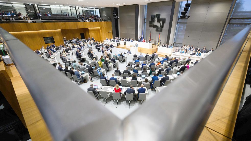 Die Abgeordneten des niedersächsischen Landtags während einer Sitzung. Das Bild entstand im März 2025. Foto: Julian Stratenschulte/dpa