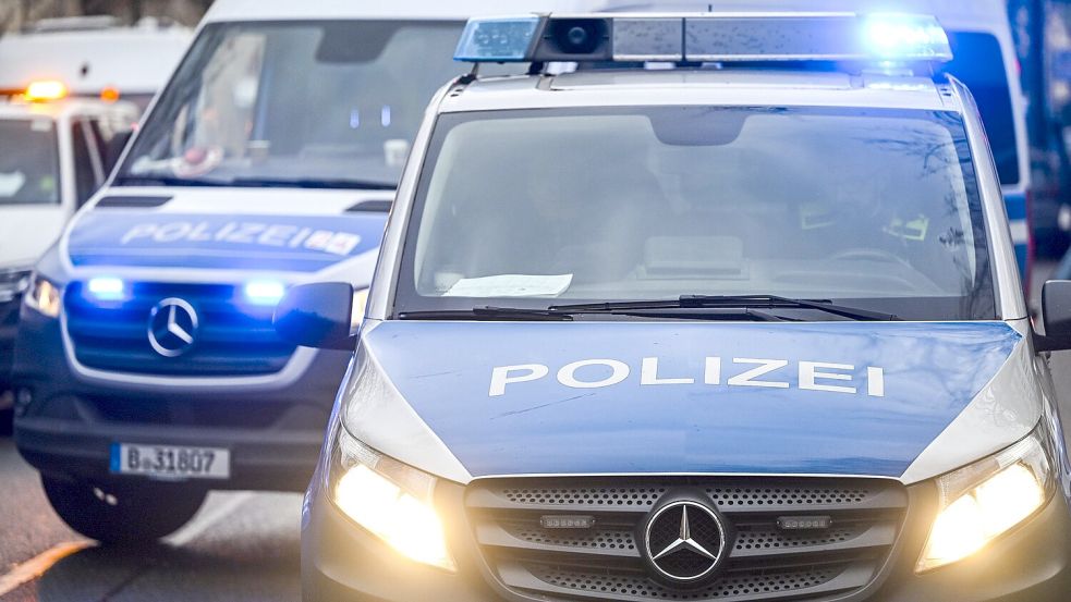 In Bremen-Schwachhausen ist ein Großaufgebot an Polizeikräften ausgerückt, nachdem ein Mann mit einem Kleinkind auf dem Arm Passanten mit einem Messer bedroht hat. Foto: Jens Kalaene/ dpa