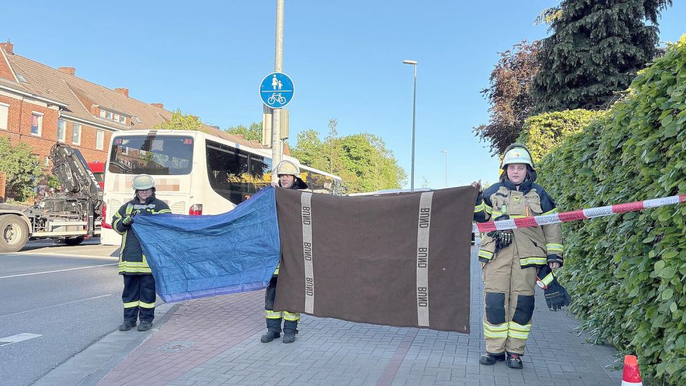 Rettungsmaßnahmen improvisiert mit Decken verdeckt: Bei schweren Unfällen wie dem an der Petkumer Straße soll künftig ein mobiler Sichtschutz die Einsatzkräfte entlasten. Der Bus, der auf dem Foto zu sehen ist, war nicht am Unfall beteiligt. Fotos: Stephanie Schuurman