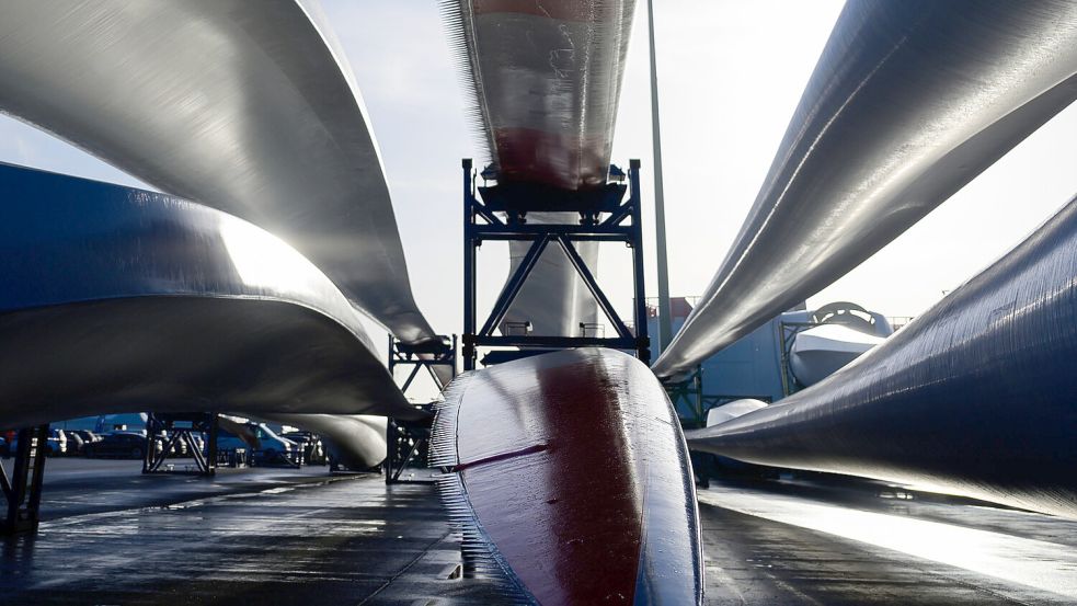 Gigantisch: Rotorblätter für Offshore-Windkraftanlagen liegen in Cuxhaven. Die Windräder auf See liefern grünen Strom; die dazugehörigen Kabeltrassen an die Küste stoßen allerdings nicht überall auf Begeisterung. Foto: dpa/Philipp Schulze