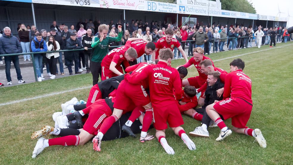 Pewsumer Jubeltraube: Torwart Nils Ludwig wurde nach dem entscheidenden, gehaltenen Elfmeter von seinen Mitspielern begraben. Fotos: Doden, Emden