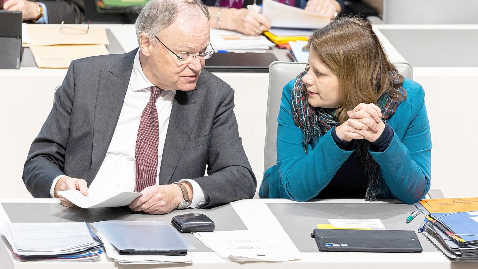 Arbeiten firedlich zusammen: Ministerpräsident Stephan Weil (SPD) und Kultusministerin Julia Willie Hamburg (Grüne). Foto: dpa/ Michael Matthey