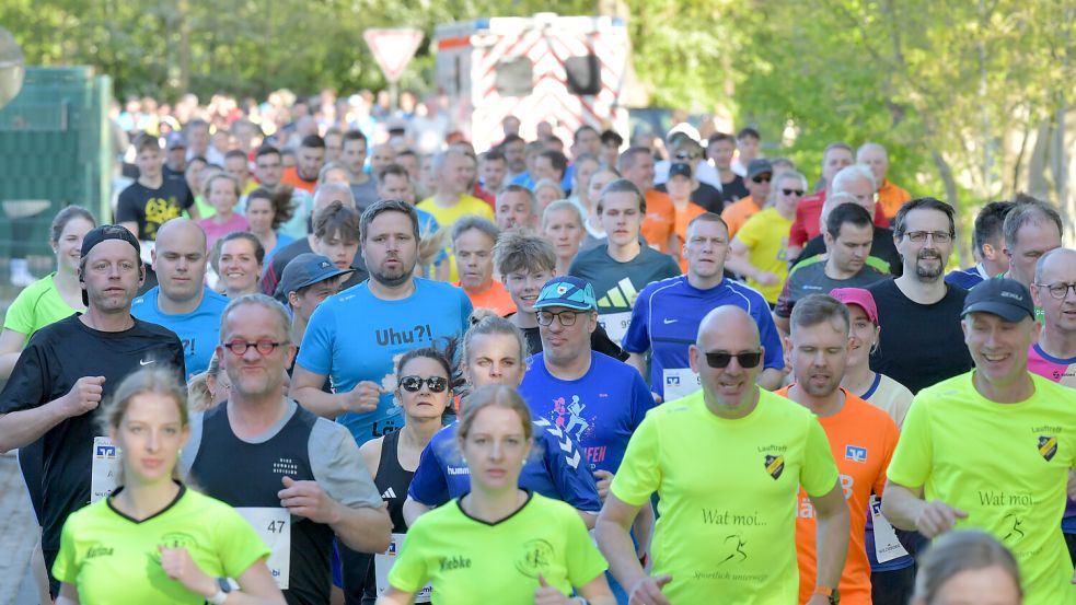 Beim Start in Logabirum gingen fast 1700 Läufer auf die Strecke. Sie absolvierten die 10,6 Kilometer bis Holtland bei 18 Grad und Sonnenschein.