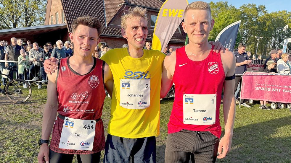 Die drei Erstplatzierten (von links): Tim Veith (3.), Johannes Wiltfang (2.) und Sieger Tammo Oldigs. Foto: Deike Terhorst
